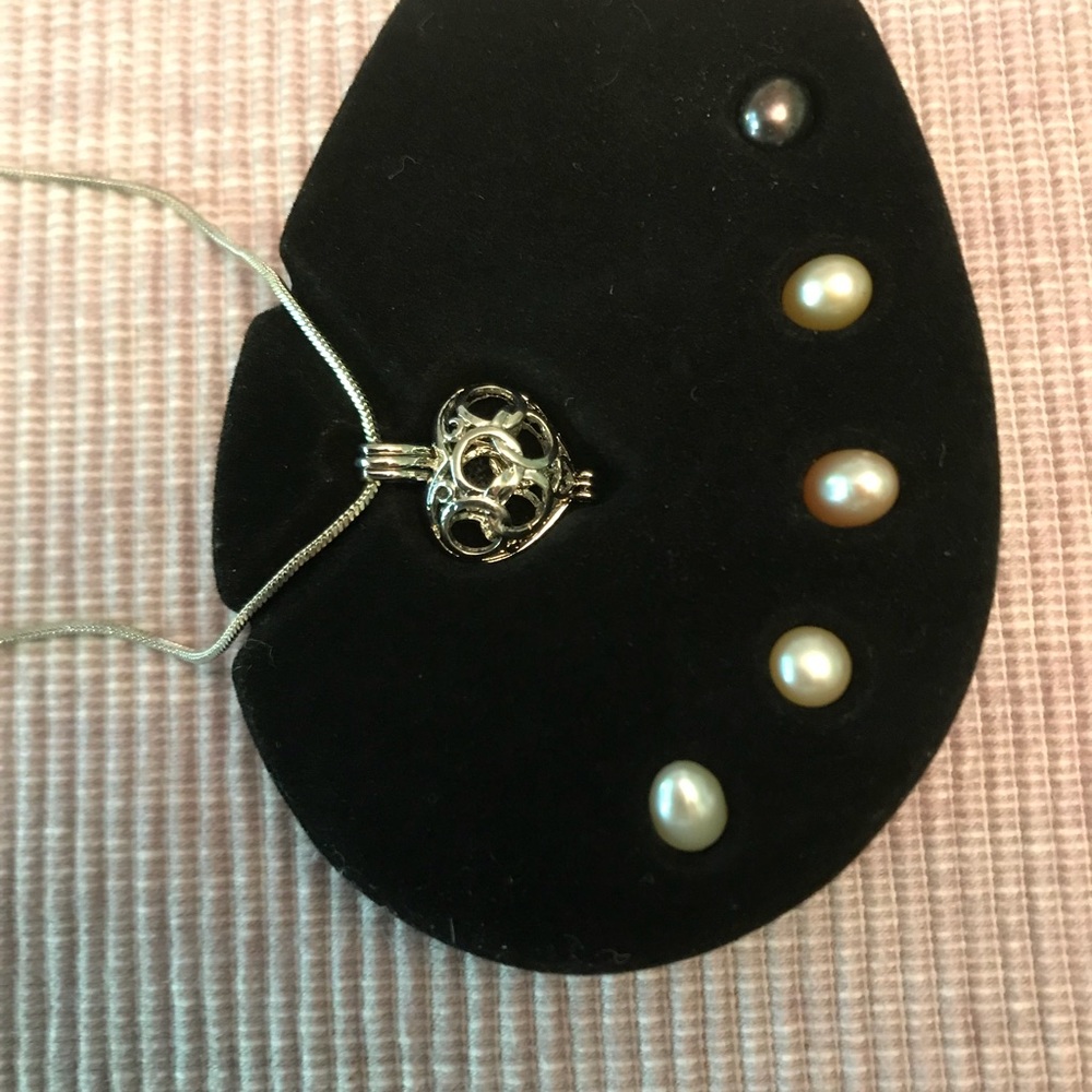 Heart necklace with exchangeable pearls.